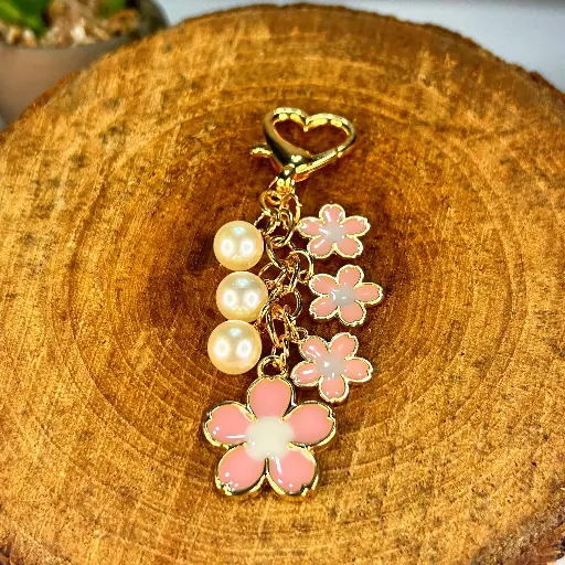 [03020002] Llavero de Flores & Perlas con Corazón Dorado (Rosado)