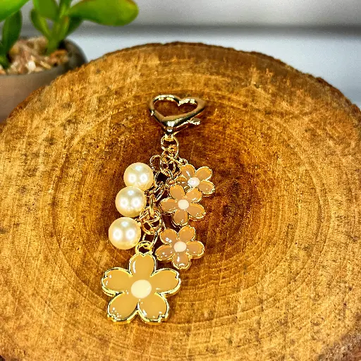 [03020003] Llavero de Flores & Perlas con Corazón Dorado (Beige)