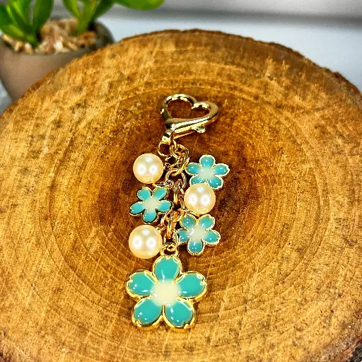 [03020001] Llavero de Flores & Perlas con Corazón Dorado (Celeste)